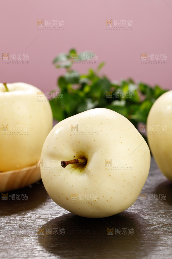 深底上的奶油富士