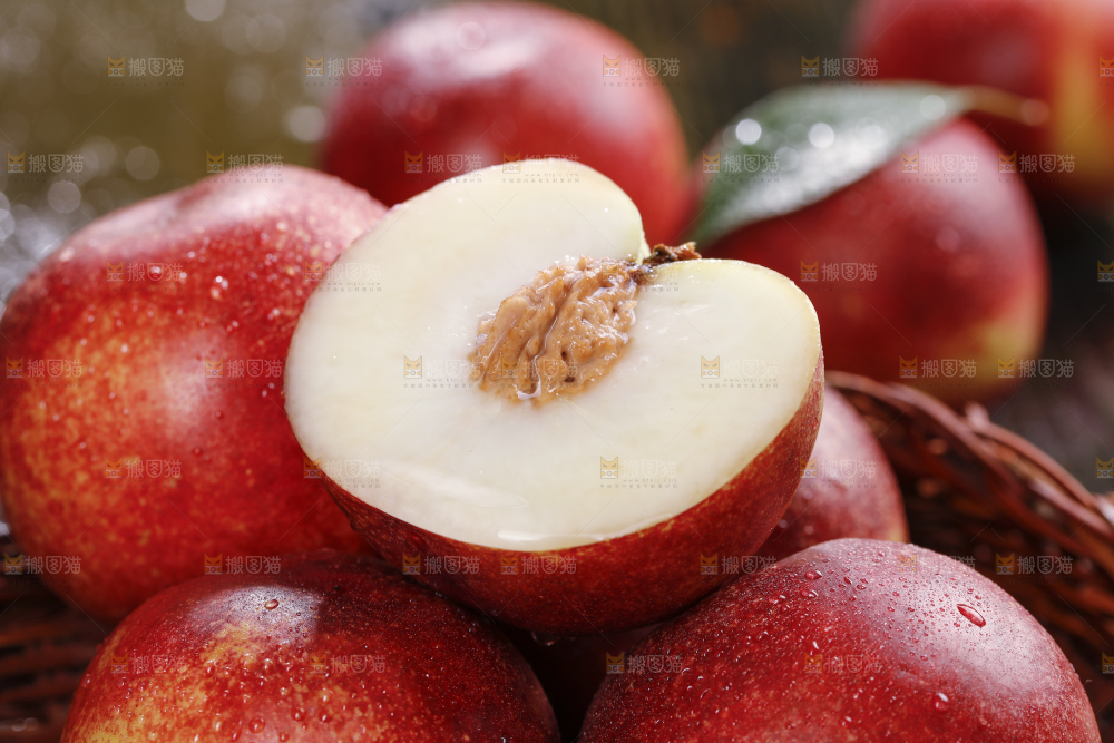 深底上的白心油桃