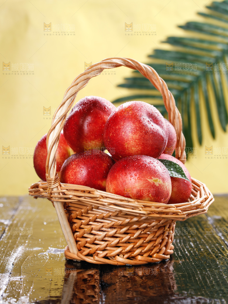 深底上的白心油桃