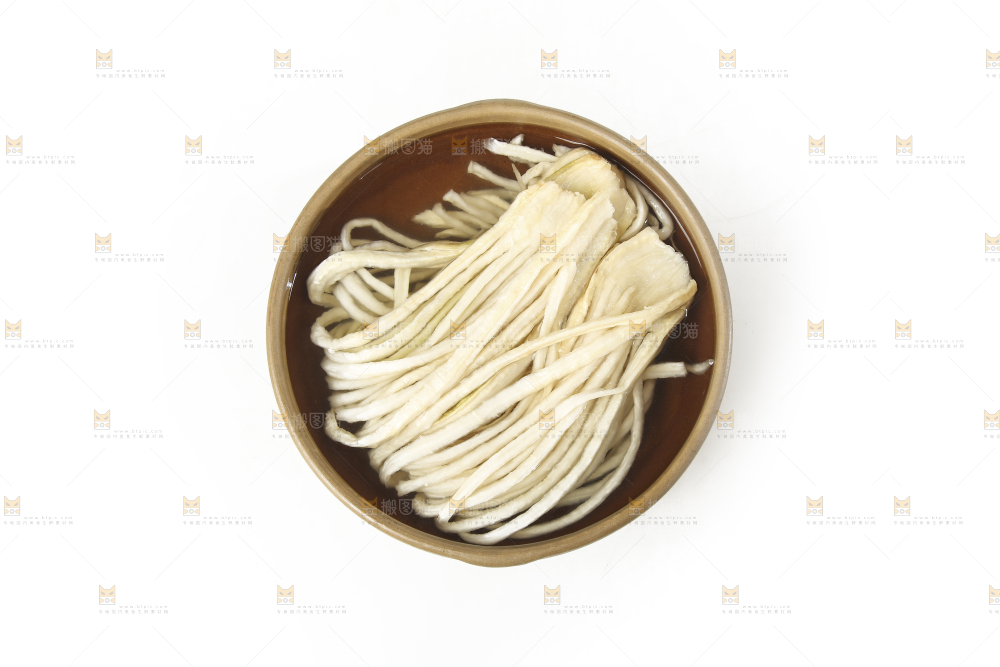 白底上的干萝卜条