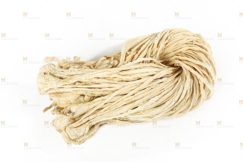 白底上的干萝卜条