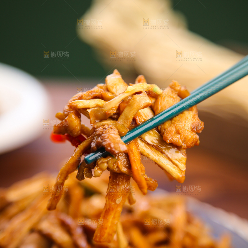 木底上的萝卜条炒肉丝