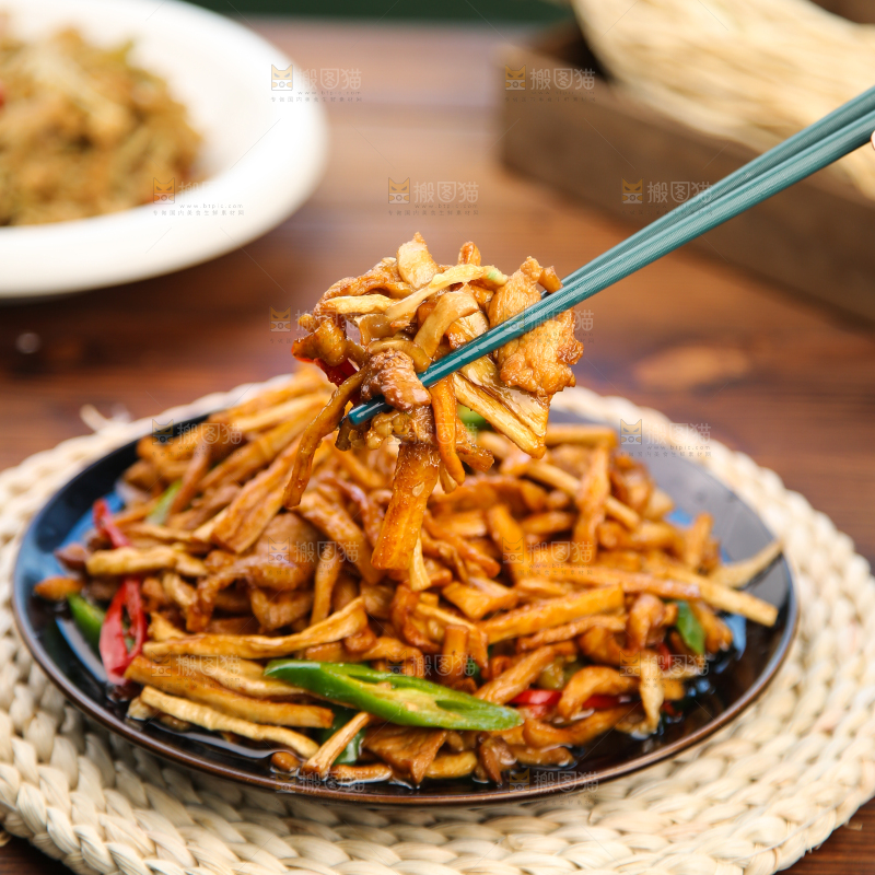 木底上的萝卜条炒肉丝
