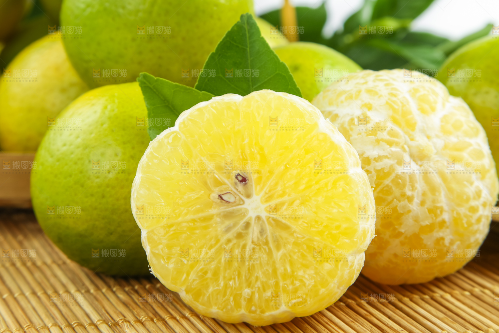 木底上的新鲜皇帝柑