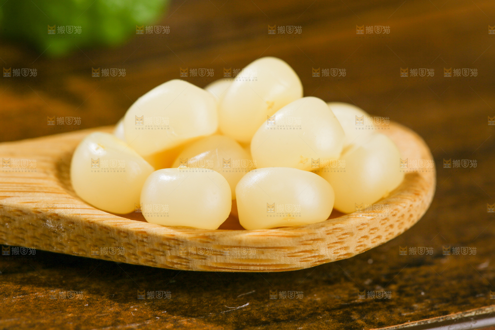 深底上的拇指小玉米
