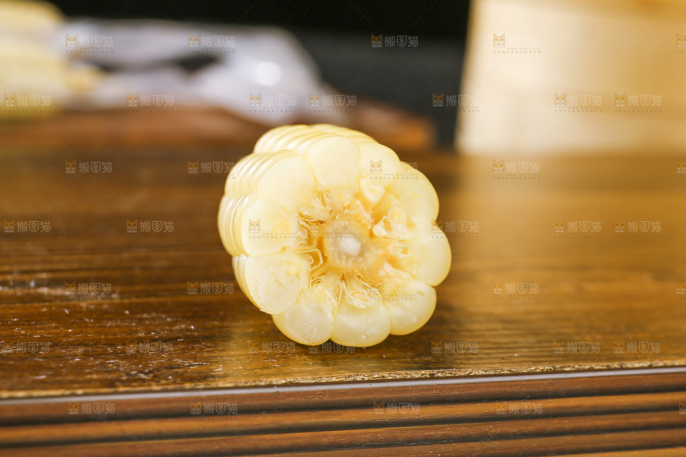 深底上的拇指小玉米