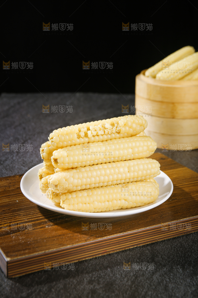 深底上的拇指小玉米