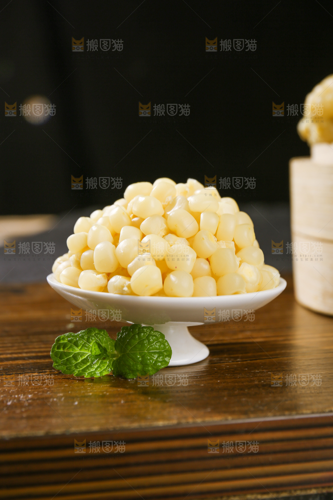 深底上的拇指小玉米