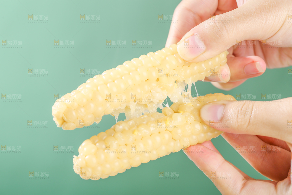 浅底上的手指糯玉米