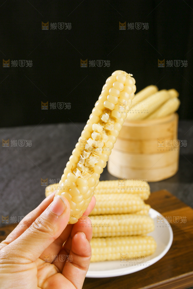 深底上的拇指小玉米