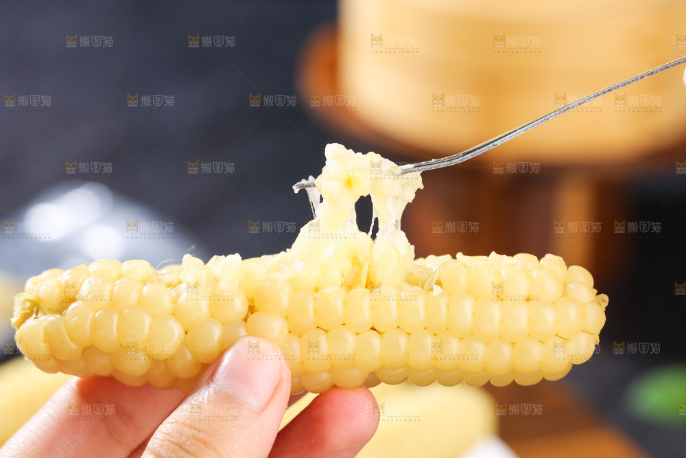 深底上的拇指小玉米