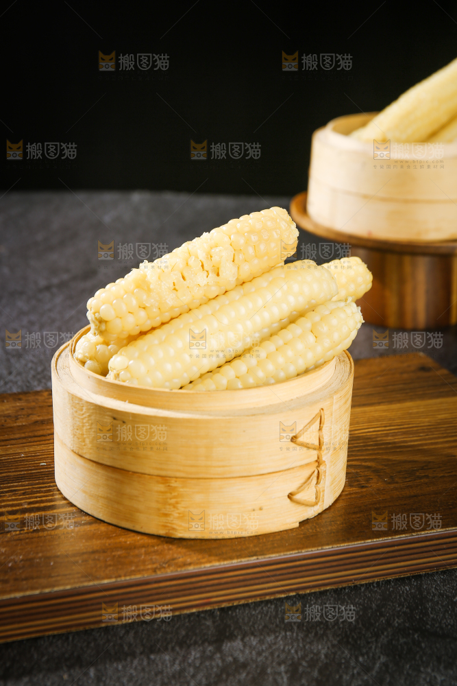 深底上的拇指小玉米