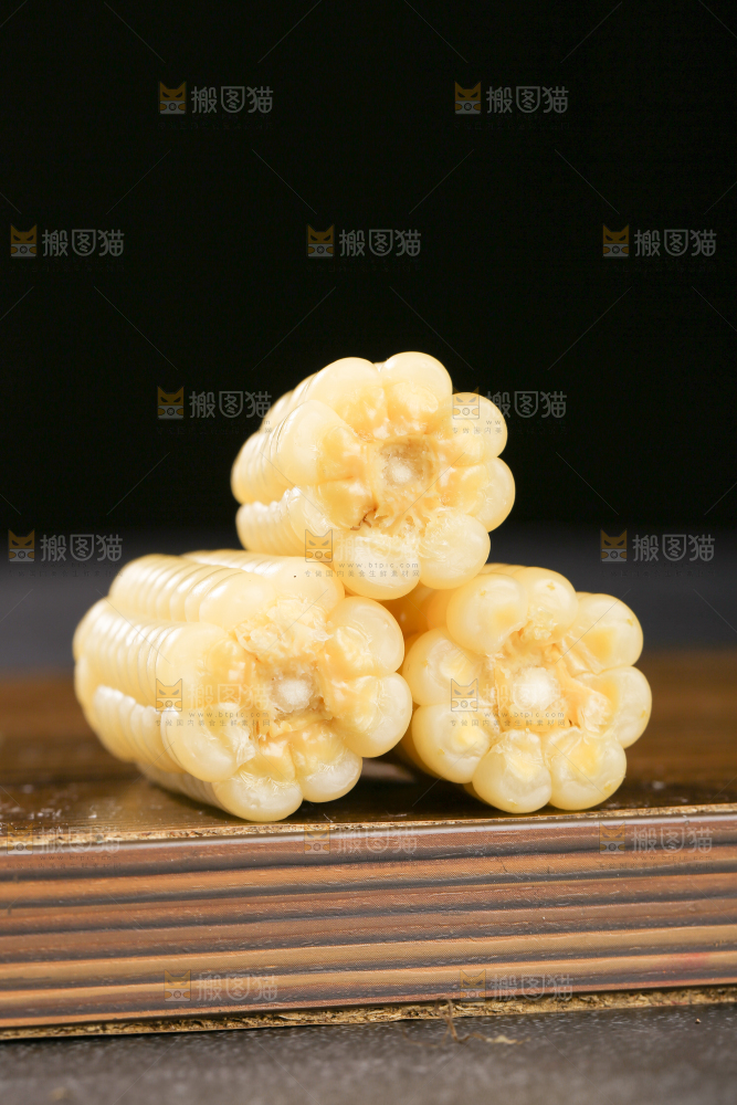 深底上的拇指小玉米