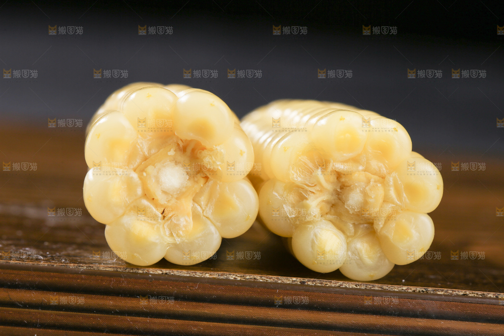 深底上的拇指小玉米
