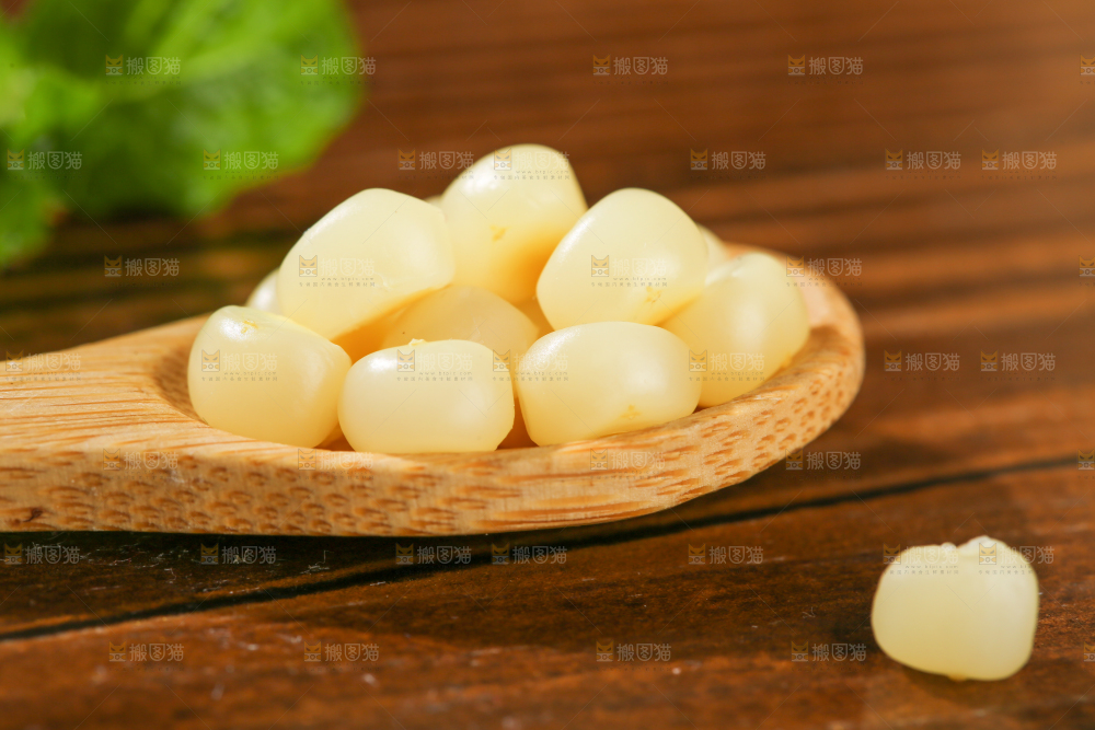 深底上的拇指小玉米