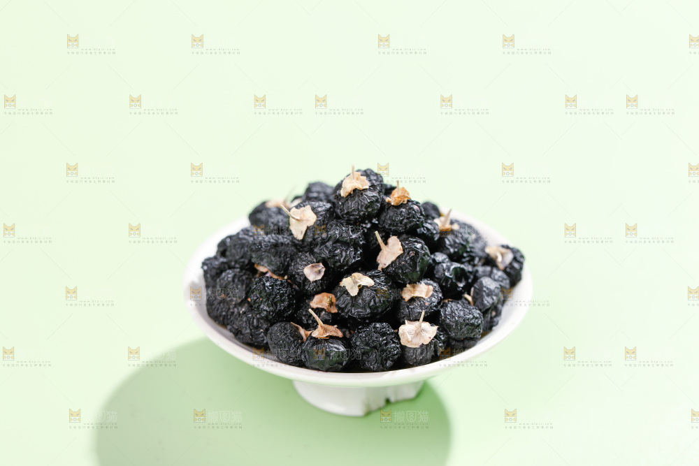 浅底上的黑枸杞