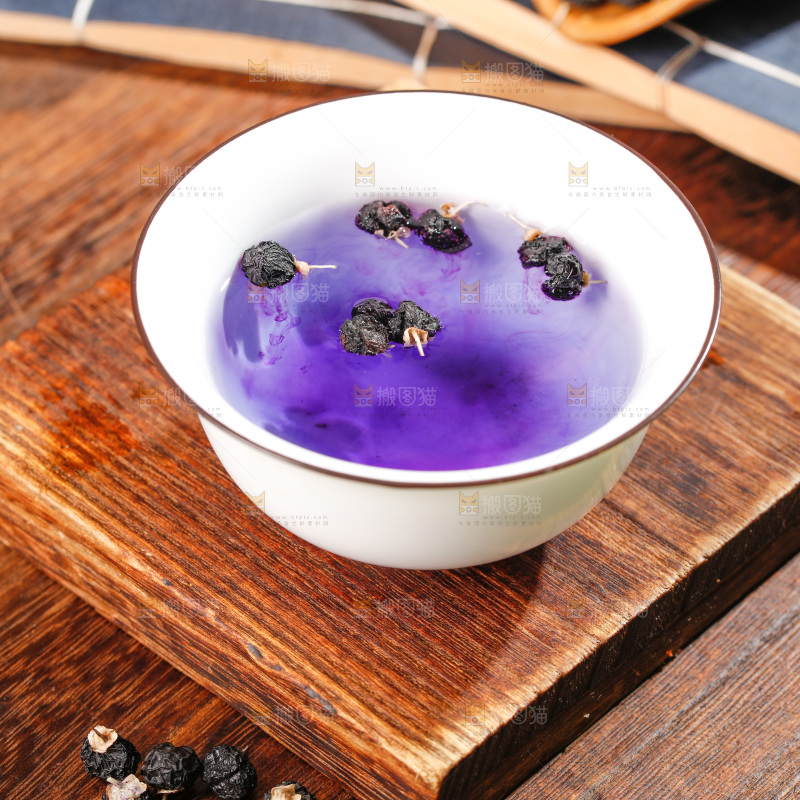 杯子里装着黑枸杞茶