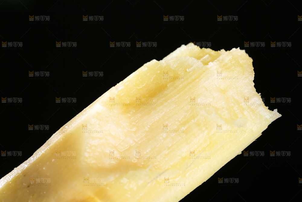 咬了一口的黑皮甘蔗