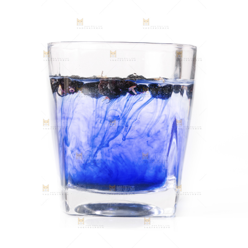杯子里装着黑枸杞茶