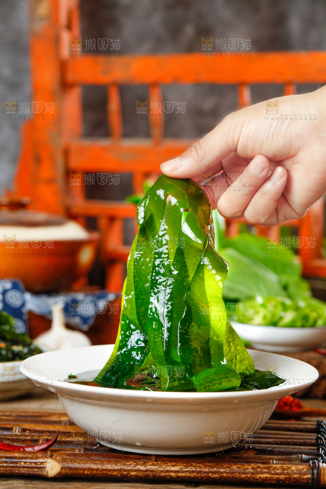 深底上的裙带菜