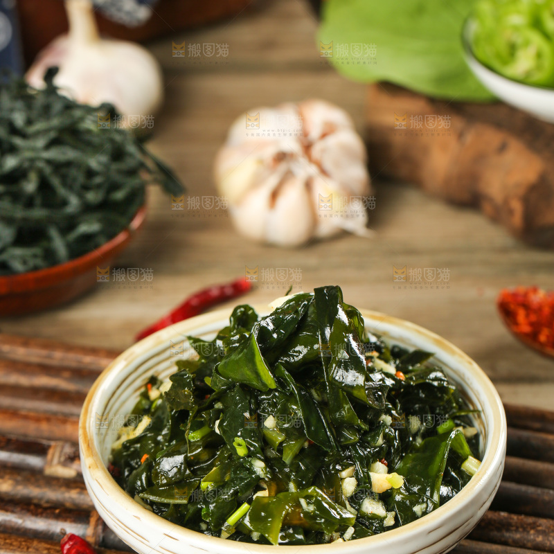 盘子里的凉拌裙带菜