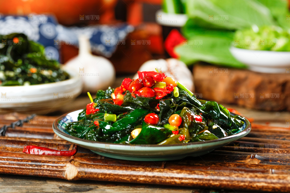 盘子里的凉拌裙带菜