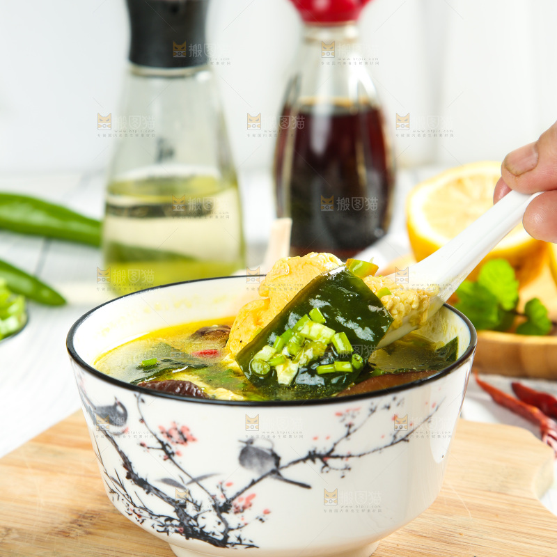 碗里的裙带菜汤