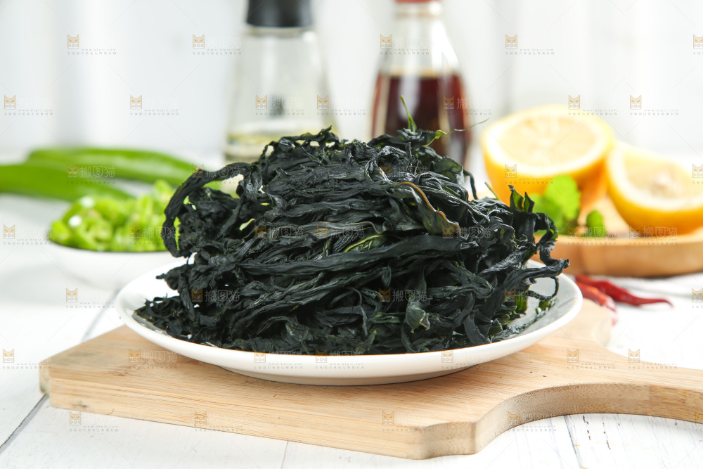 浅底上的裙带菜