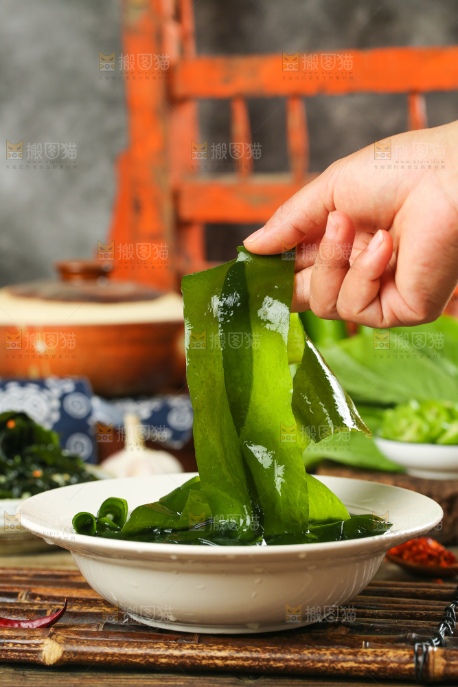深底上的裙带菜