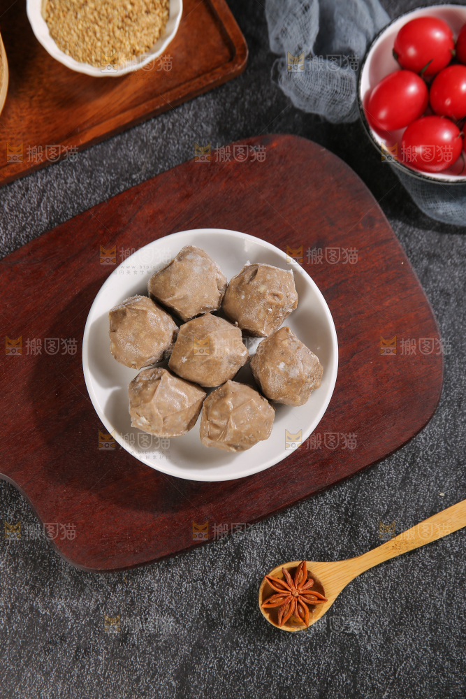 深底上的牛肉丸