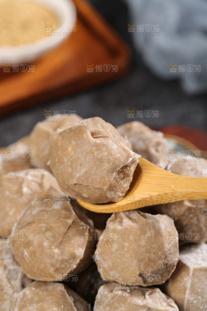 深底上的牛肉丸