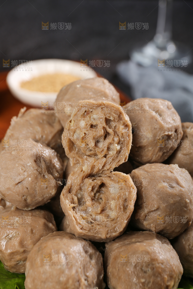 深底上的牛肉丸