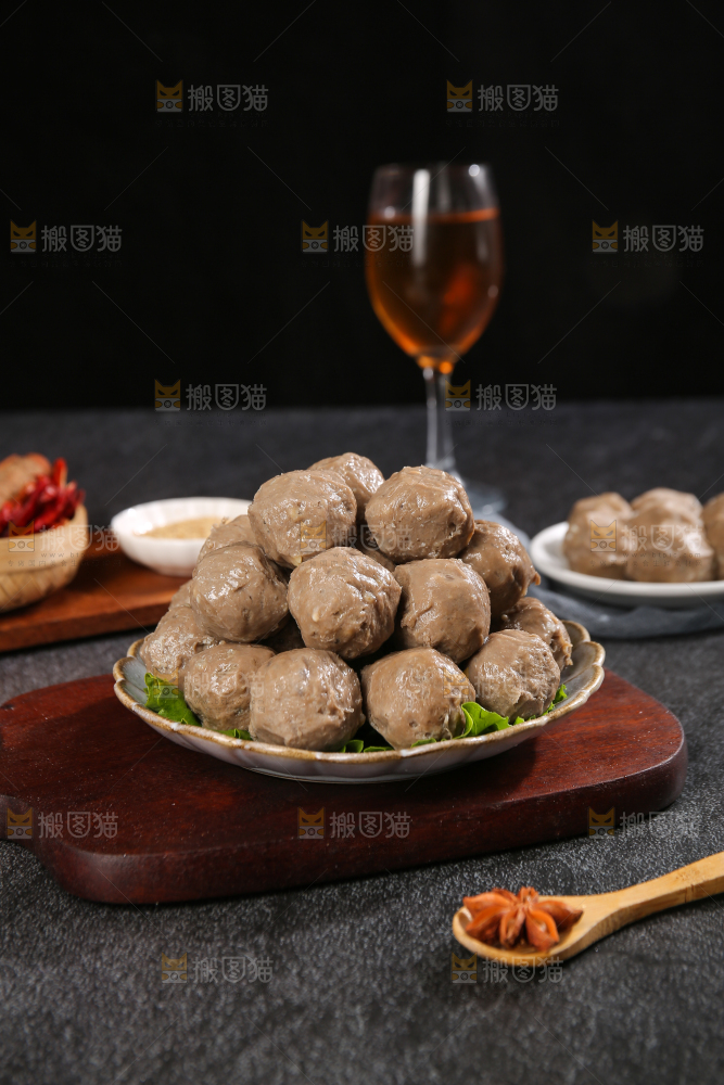 深底上的牛肉丸