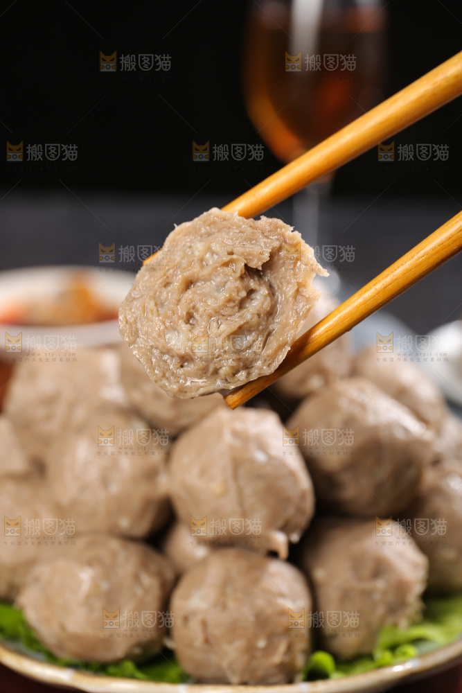 深底上的牛肉丸