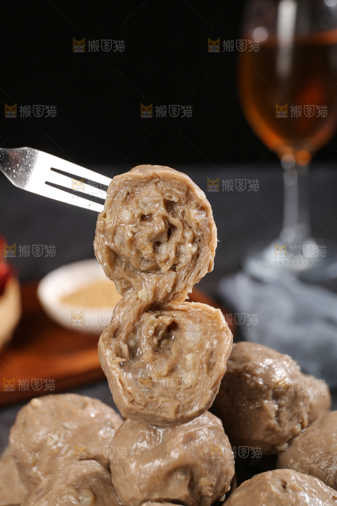 深底上的牛肉丸