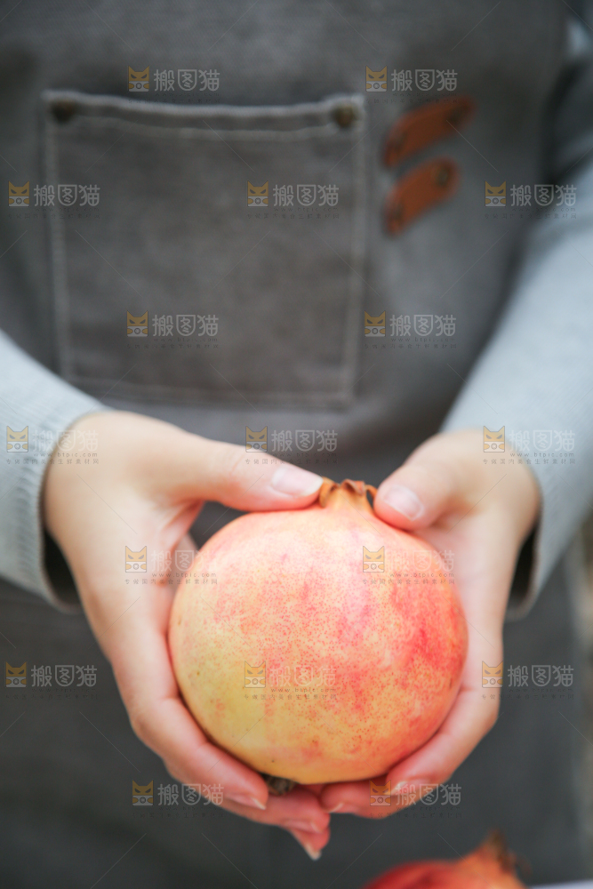 手里拿着突尼斯石榴