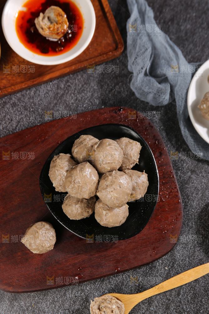 深底上的牛肉丸