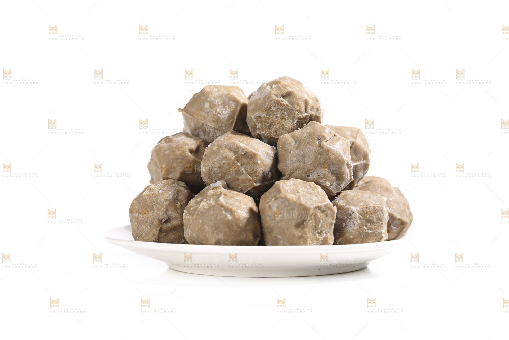 白底上的牛肉丸