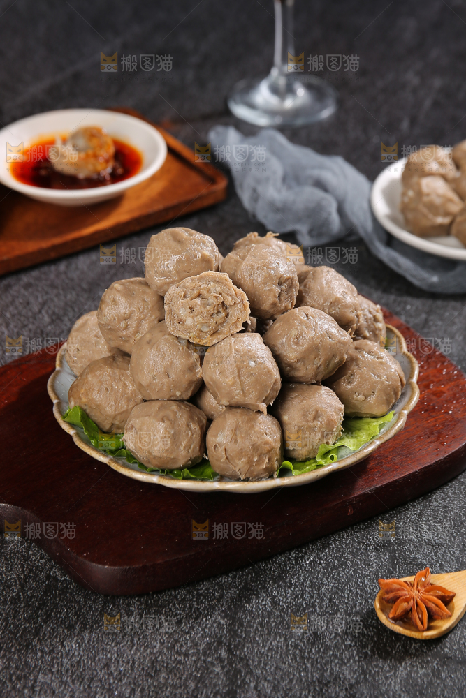 深底上的牛肉丸