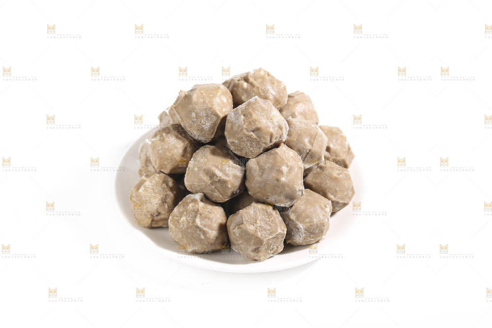 白底上的牛肉丸
