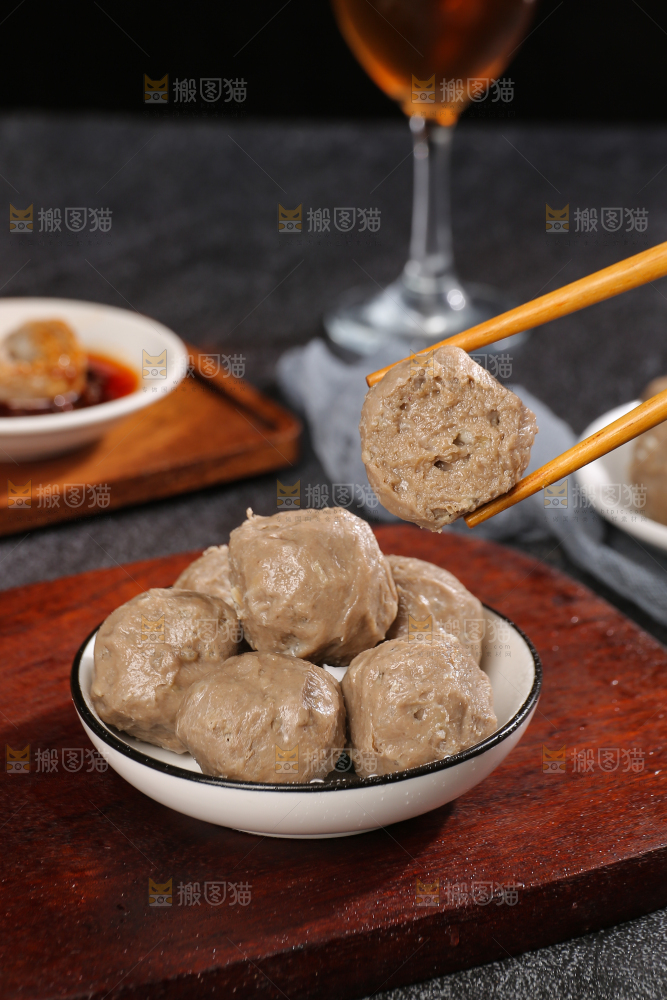 深底上的牛肉丸