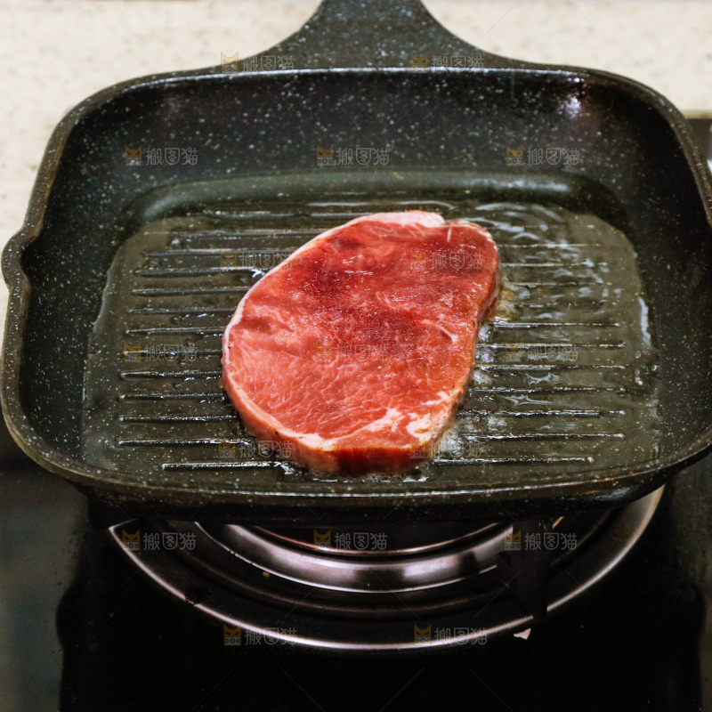 锅里正在煎着牛排