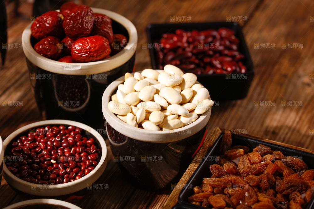 深底上的腊八粥食材