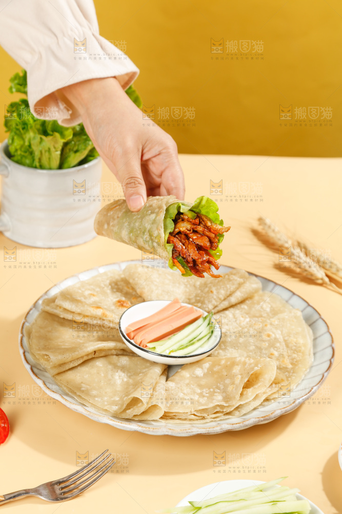 浅底上的荞麦卷饼