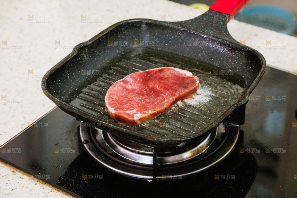 锅里正在煎着牛排