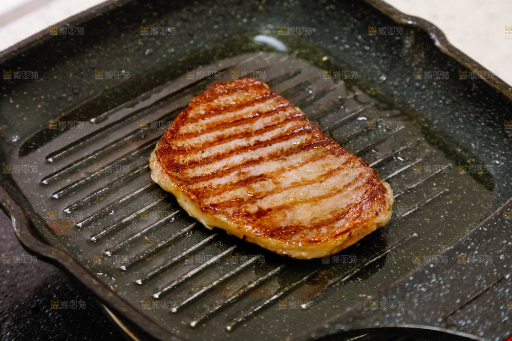锅里正在煎着牛排