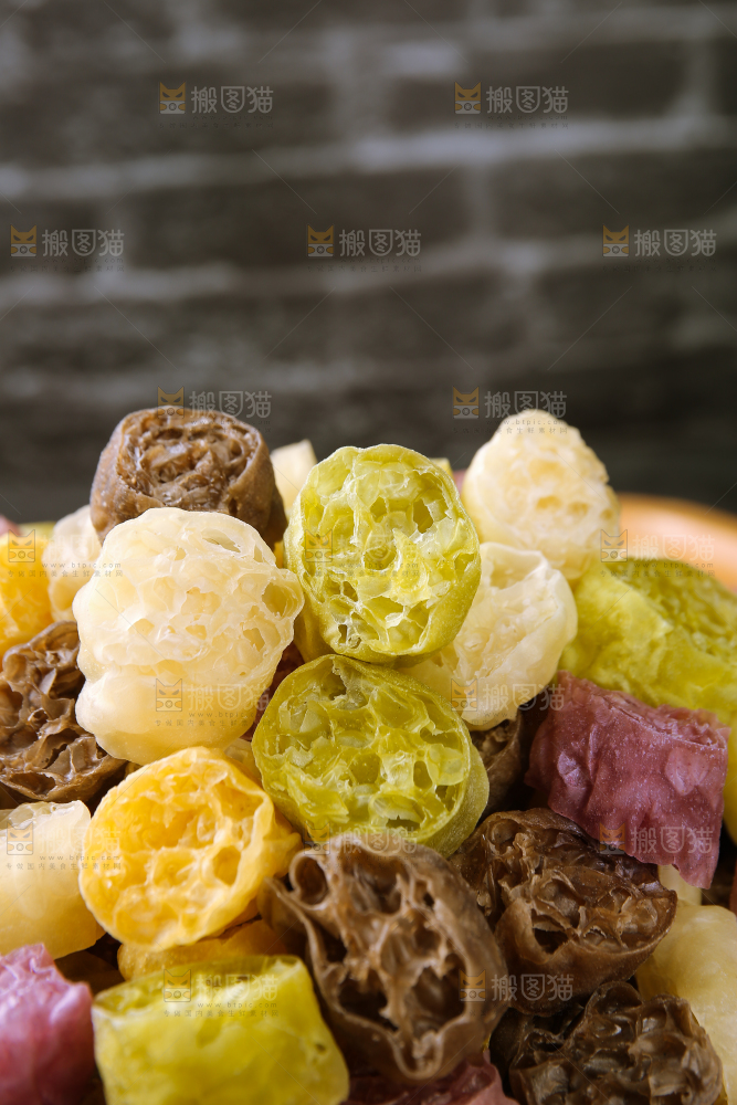 深底上的蔬菜面藕