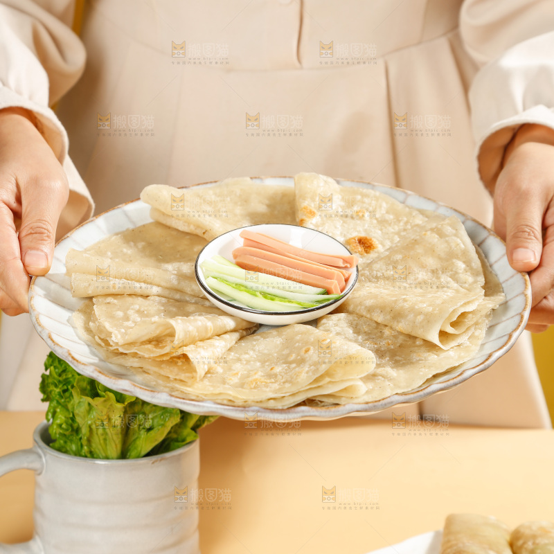 浅底上的荞麦卷饼
