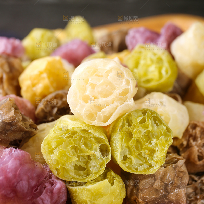 深底上的蔬菜面藕