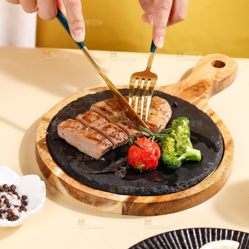 浅底上的牛排
